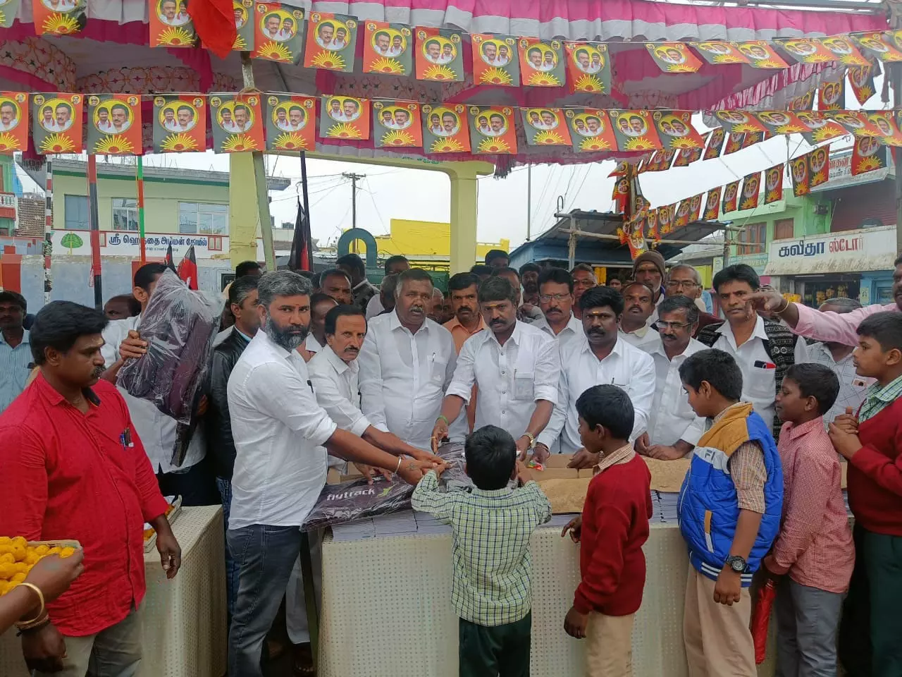 மஞ்சூரில் உதயநிதி ஸ்டாலின் பிறந்தநாள் விழா கொண்டாட்டம்