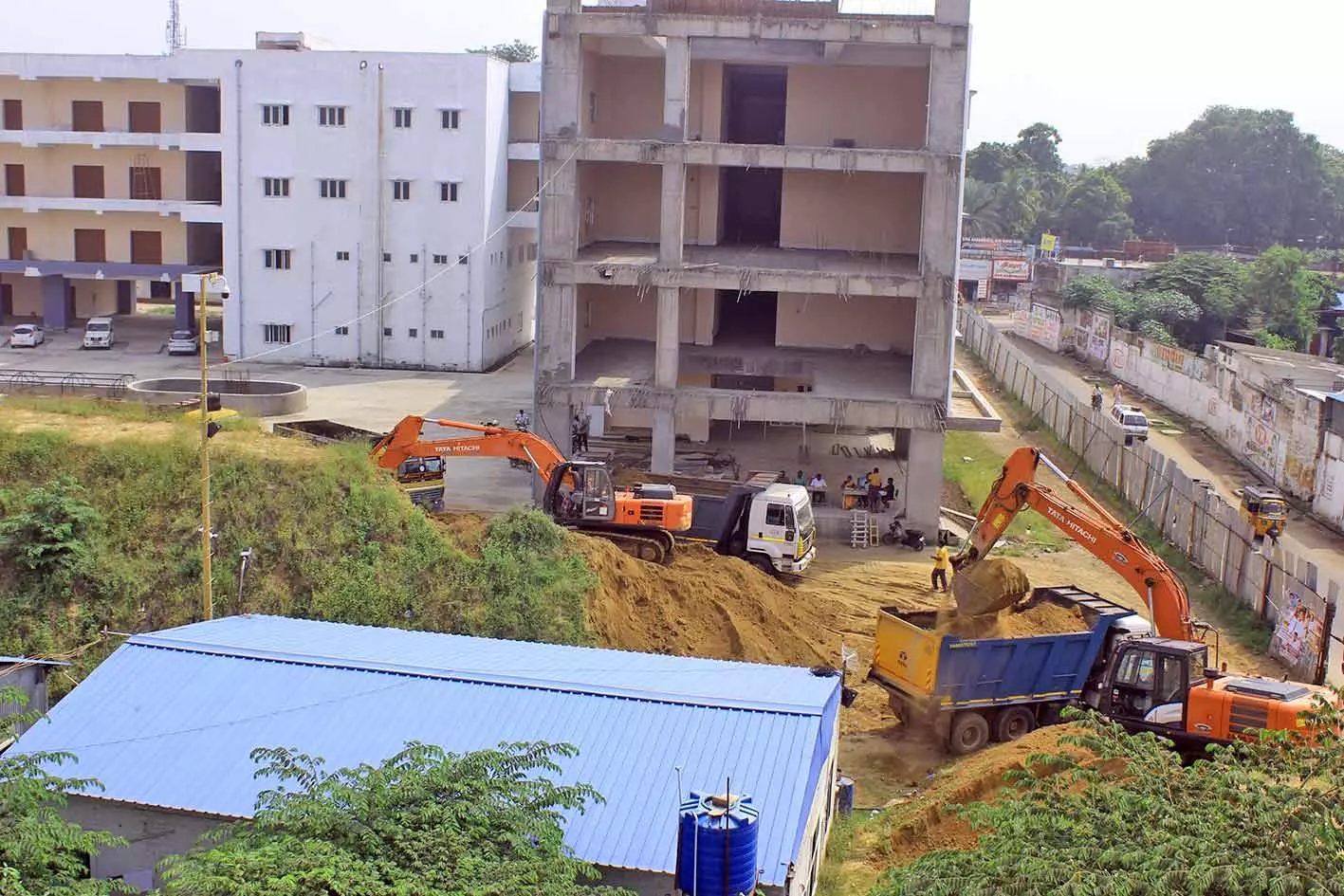 பொங்கலுக்குள் திறக்க விரைவான நடவடிக்கை; நெல்லை சந்திப்பு பஸ் நிலையத்தில் இருந்து  லாரிகளில் மணல் எடுக்கும் பணி தொடங்கியது