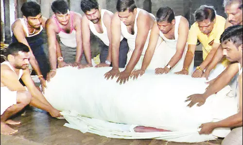 மலைக்கோட்டை உச்சியில் கார்த்திகை தீபம் ஏற்றுவதற்கான திரி தயாரிக்கும் பணி தொடங்கியது