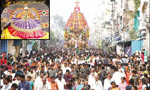 கார்த்திகை பிரம்மோற்சவ விழா 8-வது நாள்: உற்சவர் பத்மாவதி தாயார் தேரில் எழுந்தருளி பவனி