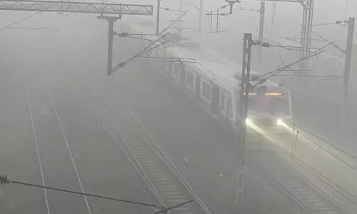 அரக்கோணம், காட்பாடியில் கடும் பனிமூட்டத்தால் சென்னை ரெயில்கள் வேகம் குறைப்பு