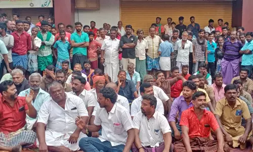 ஆலங்குளத்தில் வியாபாரிகள் உண்ணாவிரத போராட்டம்- 600 கடைகள் அடைப்பு