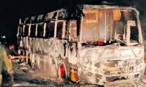 மலைப்பாதையில் தீப்பிடித்து எரிந்த பஸ்- 24 பயணிகள் அதிர்ஷ்டவசமாக உயிர் தப்பினர்