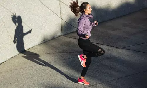 1300 கலோரிகளை எரிக்கும் 10 நிமிட ஸ்கிப்பிங் பயிற்சி