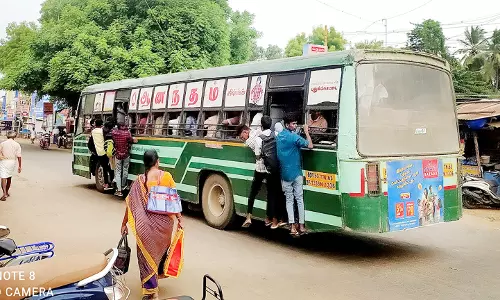 பஸ் படிக்கட்டில் பயணம் செய்த மாணவர்களுக்கு அறிவுரை