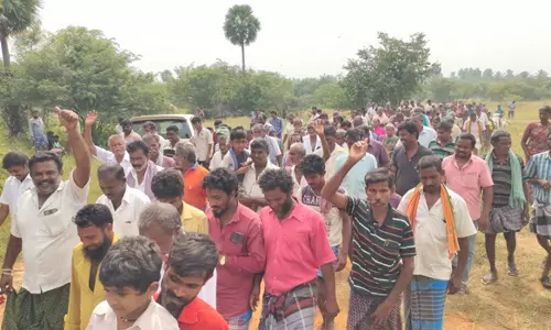 தனியார் கல் குவாரியை பொதுமக்கள் முற்றுகையிட்டு போராட்டம்