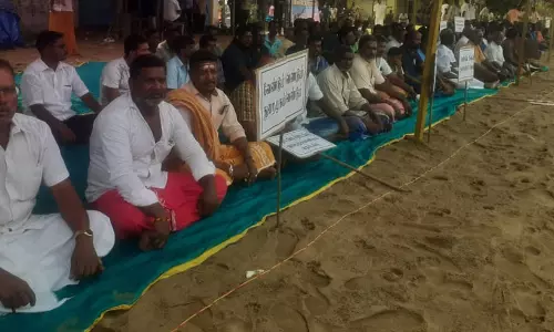 மரக்காணம்  அருகே  மீன்பிடி துறைமுக பணியை செயல்படுத்தக் கோரி மீனவர்கள் உண்ணாவிரதம்