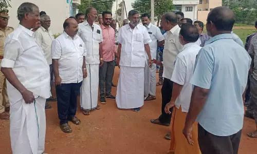 அரசு குடியிருப்புகளில் புனரமைப்பு பணிகள்  நேரு எம்.எல்.ஏ. ஆய்வு