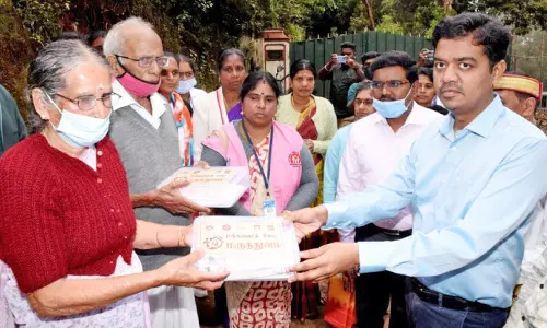 நீலகிரியில் மக்களை தேடி மருத்துவம் திட்ட பயனாளிகளுடன் கலெக்டர் கலந்துரையாடல்