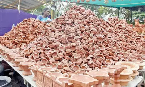 நெருங்கி வரும் கார்த்திகை தீப திருவிழா:  தருமபுரி, கிருஷ்ணகிரியில் அகல் விளக்குகள் தயாரிப்பு பணிகள் தீவிரம்