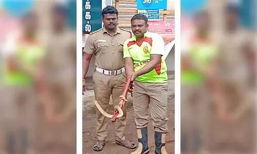 சாத்தான்குளத்தில்  மழைக்கு ஒதுங்கியவரின் மோட்டார் சைக்கிளில் பதுங்கிய பாம்பு