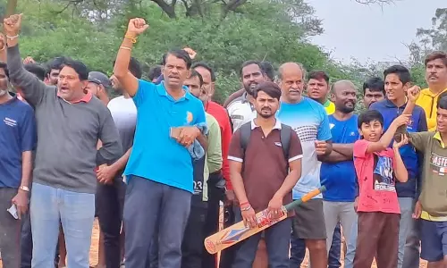 ஓசூர் அந்திவாடி மைதானம் அருகே  திடக்கழிவு பிரிக்கும் கட்டிடம் அமைக்க விளையாட்டு வீரர்கள் எதிர்ப்பு