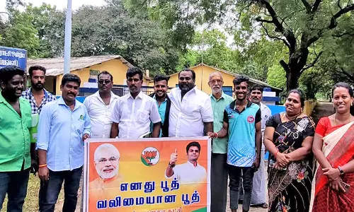 தூத்துக்குடி வாக்குச்சாவடிகளில்  புதிய வாக்காளர்களை சேர்க்கும் பணியில் ஈடுபட்ட பா.ஜ.க.வினர்