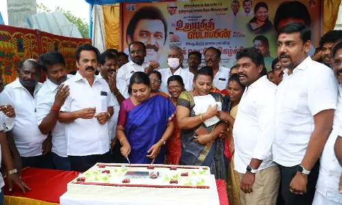 உதயநிதி ஸ்டாலின் பிறந்தநாளையொட்டி தூத்துக்குடி அரசு மருத்துவமனையில் பிறந்த 25 குழந்தைகளுக்கு தங்க மோதிரம்- அமைச்சர் கீதாஜீவன் வழங்கினார்