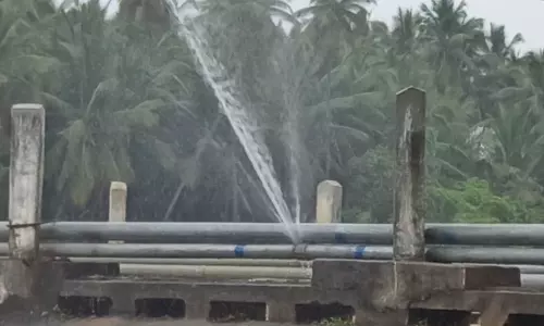 போச்சம்பள்ளி அருகே  மருதேரி தென்பெண்ணை ஆற்றுப்பால குடிநீர் குழாய் உடைப்பு  -வீணாக ஆற்றில் கலக்கும் தண்ணீர்