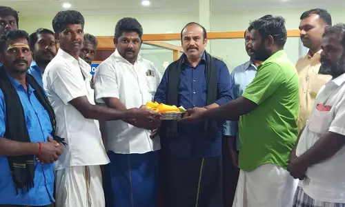 கடையநல்லூர் அருகே கோவிலில் கோபுரம் அமைக்க நன்கொடை-அய்யாதுரைபாண்டியன் வழங்கினார்
