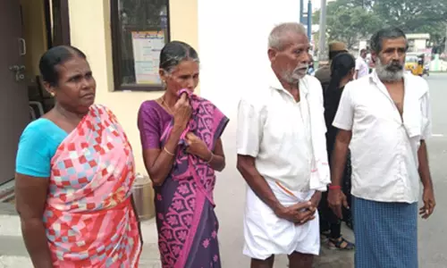 சேலம் கலெக்டர் அலுவகம் முன்பு ஒரே குடும்பத்தை சேர்ந்த 6 பேர் தீக்குளிக்க முயற்சி