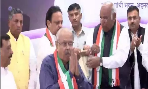 குஜராத் தேர்தல் - பதவியை ராஜினாமா செய்த பாஜக மந்திரி காங்கிரசில் இணைந்தார்