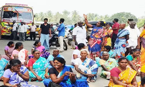 குண்டும் குழியுமான சாலையை சீரமைக்க கோரி பொதுமக்கள் மறியல்