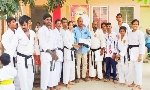 கராத்தே பயிற்சி பெற்ற மாணவர்களுக்கு சான்றிதழ்