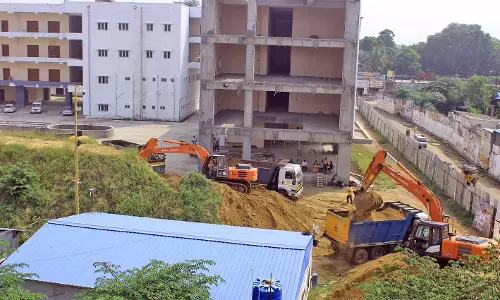 பொங்கலுக்குள் திறக்க விரைவான நடவடிக்கை; நெல்லை சந்திப்பு பஸ் நிலையத்தில் இருந்து  லாரிகளில் மணல் எடுக்கும் பணி தொடங்கியது