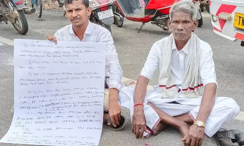 கடலூர் கலெக்டர் அலுவலகம் முன்பு   விவசாயிகள் சாலையில்   அமர்ந்து தர்ணா போராட்டம்