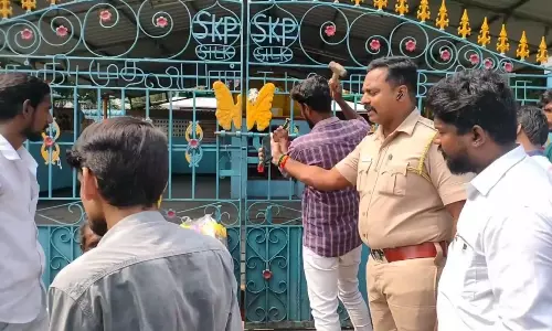 மாரியம்மன் கோவிலுக்கு பூட்டு போட்ட பொதுமக்கள்- இந்து அறநிலையத்துறை கையகப்படுத்தியதற்கு எதிர்ப்பு