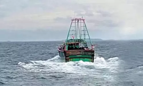 தமிழக மீனவர்கள் 15 பேர் கைது - இலங்கை கடற்படை அட்டூழியம்