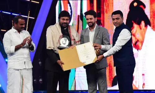 நடிகர் சிரஞ்சீவிக்கு இந்திய திரைப்பட ஆளுமை விருது- மத்திய மந்திரி அனுராக் தாக்கூர் வழங்கினார்