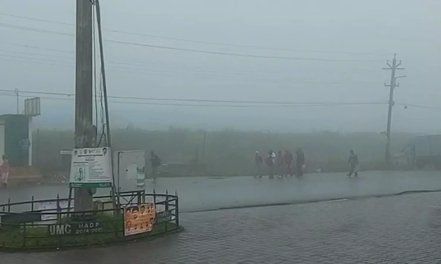 நீலகிரியில் கடும் குளிர்: பொதுமக்கள் பாதிப்பு-வாகன ஓட்டிகள் அவதி நீலகிரியில் கடும் குளிர்: பொதுமக்கள் பாதிப்பு-வாகன ஓட்டிகள் அவதி