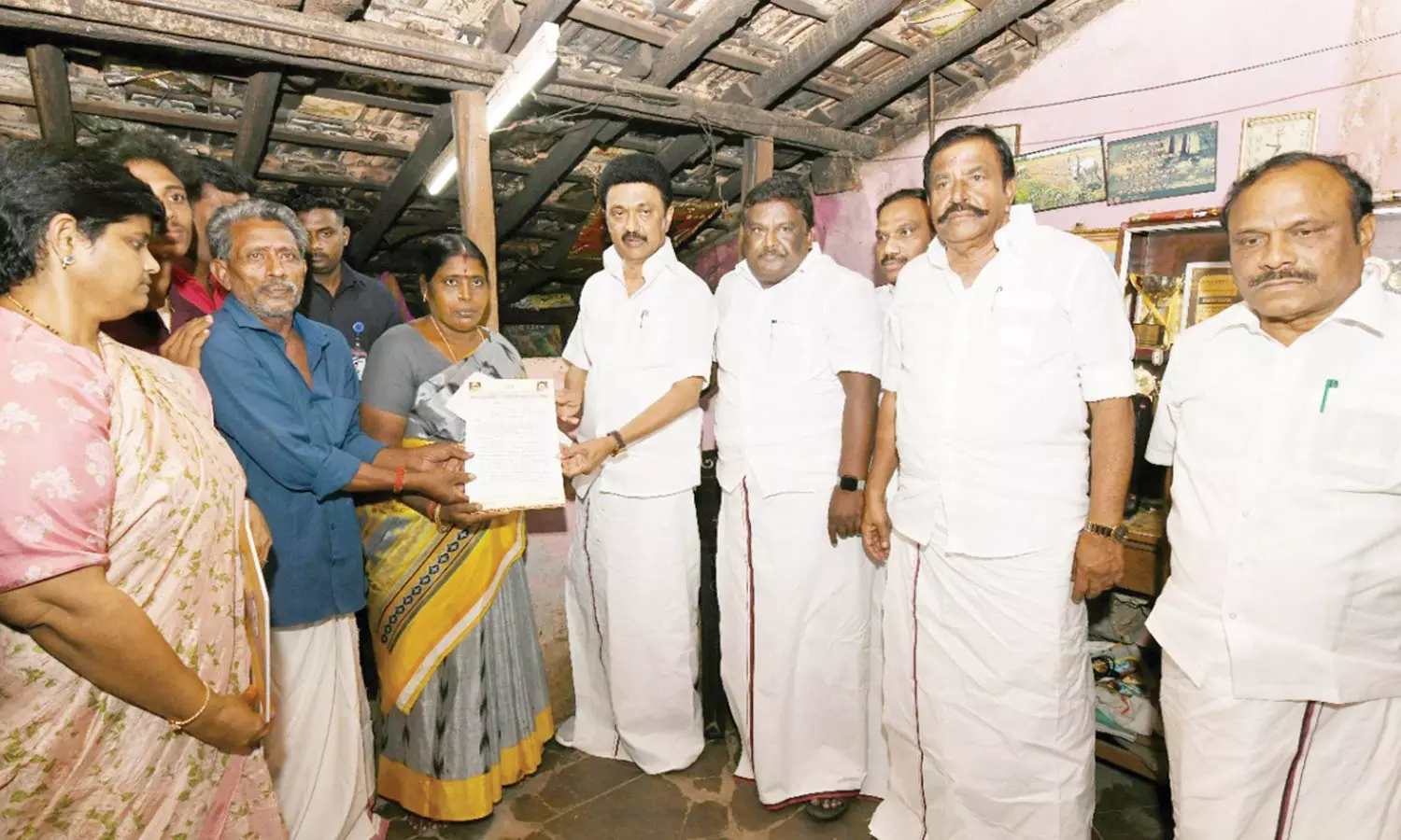 அரியலூர் இளம் ஆக்கி வீரரின் குடிசை வீட்டுக்கு நேரில் சென்று நெகிழ்ச்சியை ஏற்படுத்திய முதலமைச்சர் அரியலூர் இளம் ஆக்கி வீரரின் குடிசை வீட்டுக்கு நேரில் சென்று நெகிழ்ச்சியை ஏற்படுத்திய முதலமைச்சர்