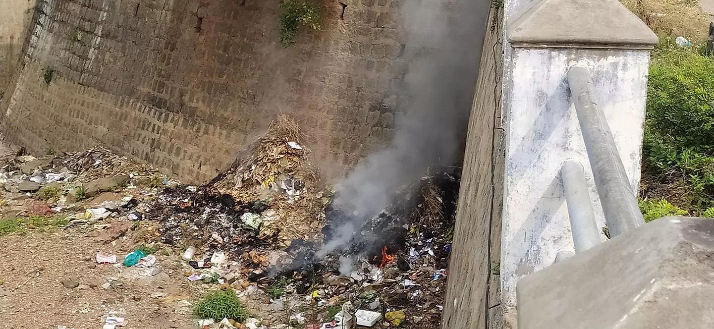 கூடுதுறை நுழைவு வாயில் பவானி ஆற்றில் கொட்டப்படும் குப்பைகள்