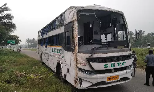 சென்டர் மீடியனில் மோதிய அரசு பஸ்- சென்னை, மதுரை பயணிகள் 15 பேர் படுகாயம்