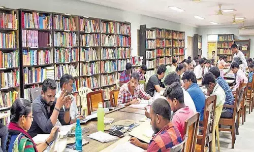 விடுமுறை தினத்திலும் போட்டி தேர்வு மாணவர்கள் படிக்க உதவும் நூலகம்