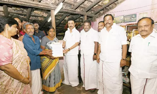 அரியலூர் இளம் ஆக்கி வீரரின் குடிசை வீட்டுக்கு நேரில் சென்று நெகிழ்ச்சியை ஏற்படுத்திய முதலமைச்சர்