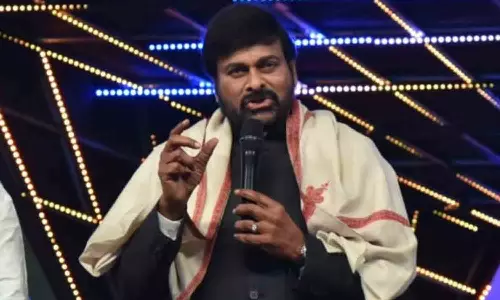 கோவா திரைப்பட விழாவில் நடிகர் சிரஞ்சீவி இந்திய திரைப்பட ஆளுமை விருதை பெற்றுக் கொண்டார்