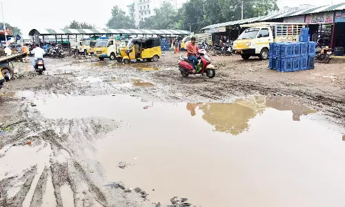 ஈரோடு மாவட்டத்தில் 2-வது நாளாக பலத்த மழை: கொடிவேரியில் குளிக்க தொடர்ந்து தடை நீடிப்பு
