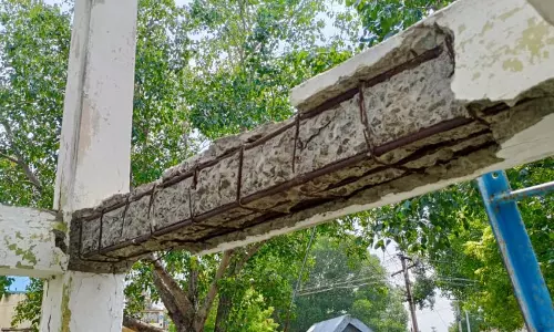 இடிந்து விழும் நிலையில் உள்ள குடிநீர் தொட்டி