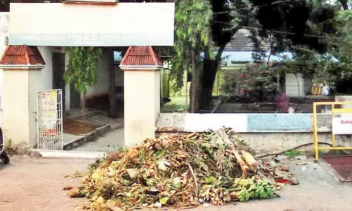 ஹெல்மெட் அணியாமல் சென்றதற்கு ரூ.1000 அபராதம்- போலீஸ் நிலையம் முன்பு குப்பையை கொட்டிய நகராட்சி ஊழியர்