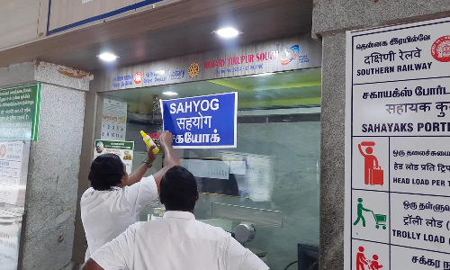 கடும் எதிர்ப்பு எதிரொலி- ரெயில் நிலையத்தில் இந்தியில் எழுதப்பட்ட அறிவிப்பு பதாகை அகற்றம்