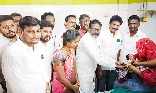 சீர்காழி அரசு மருத்துவமனையில் பிறந்த குழந்தைகளுக்கு தங்க கணையாழி- எம்.எல்.ஏ. வழங்கினார்