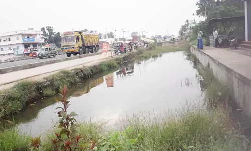 காவேரிப்பாக்கம் பஸ் நிலையம் எதிரே உள்ள பள்ளத்தால் விபத்து ஏற்படும் அபாயம்