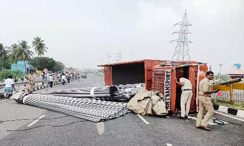 வேலூர் தேசிய நெடுஞ்சாலையில் லாரி கவிழ்ந்து விபத்து