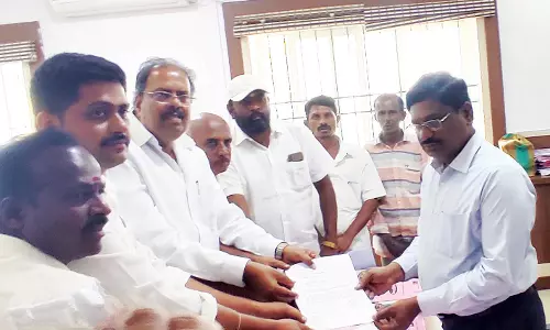 அந்திவாடி விளையாட்டு மைதானம் அருகே  செயல்படுத்தவுள்ள திடக்கழிவு மேலாண்மை திட்டத்தை கைவிட வேண்டும்   -அ.தி.மு.க. பகுதி செயலாளர் பி.ஆர்.வாசுதேவன் தலைமையில் மனு