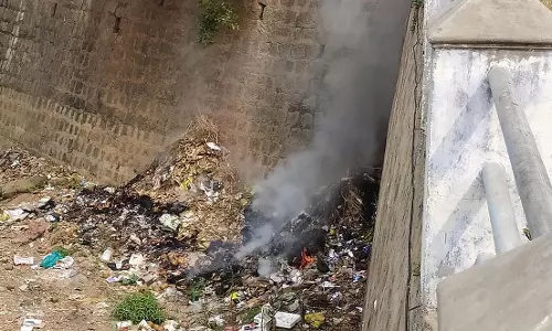கூடுதுறை நுழைவு வாயில் பவானி ஆற்றில் கொட்டப்படும் குப்பைகள்