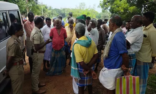 தாக்கப்பட்ட விவசாயி சாவு: இறந்தவர் உடலுடன் உறவினர்கள் போராட்டம்,   பதட்டம்-போலீஸ் குவிப்பு