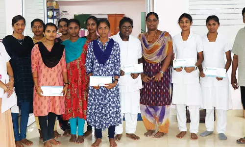 கிருஷ்ணகிரி புனித லூயிஸ் மருத்துவமனையில்   செவிலியர் பயிற்சி பெறும் ஏழை மாணவிகளுக்கு ரூ.1.1 லட்சம் கல்வி உதவித்தொகை  -ஐ.வி.டி.பி நிறுவனம் வழங்கியது