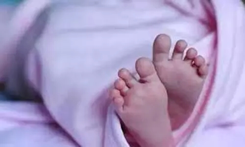 சாக்கடையில் பிணமாக கிடந்த  பச்சிளம் குழந்தை