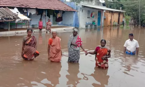 வீடுகளுக்குள் புகுந்த மழைநீரால் பொதுமக்கள்  கடும் அவதி