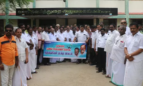 தமிழ்நாடு வணிகர் சங்கங்களின் பேரமைப்பு சார்பில் பாளை வணிக வரித்துறை அலுவலகத்தில் மனு